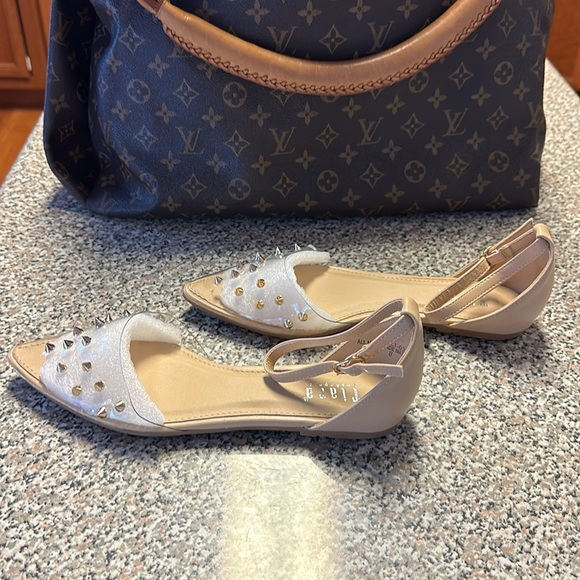 Tiara Los Angeles (transparent gold spike flats) - Picture 3 of 9